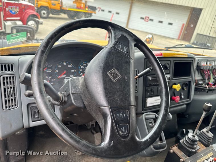 image for item FB5838 2002 International 4400 dump truck