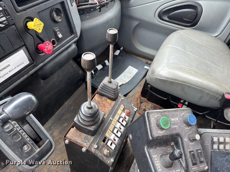 image for item FB5838 2002 International 4400 dump truck