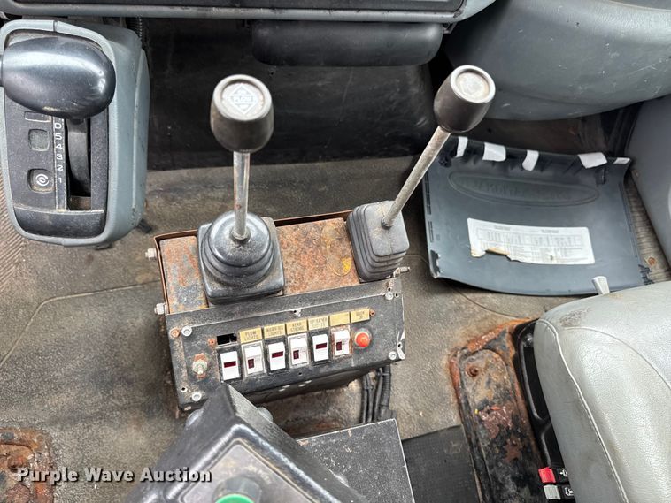 image for item FB5838 2002 International 4400 dump truck
