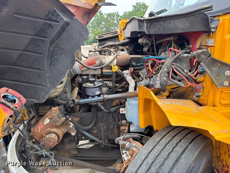 image for item FB5838 2002 International 4400 dump truck