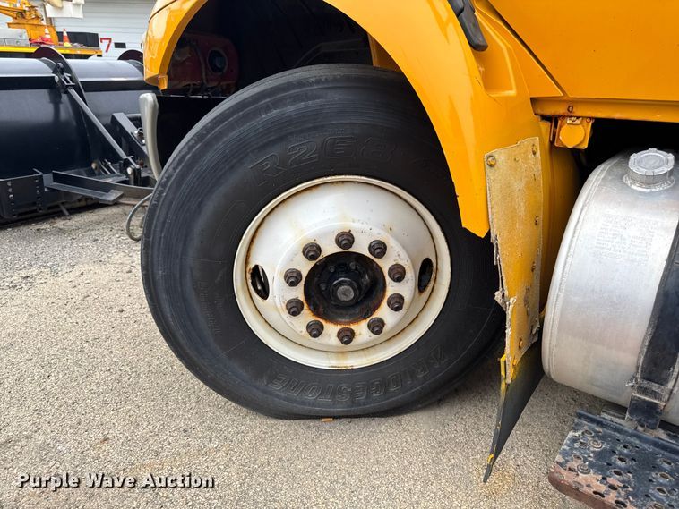 image for item FB5838 2002 International 4400 dump truck