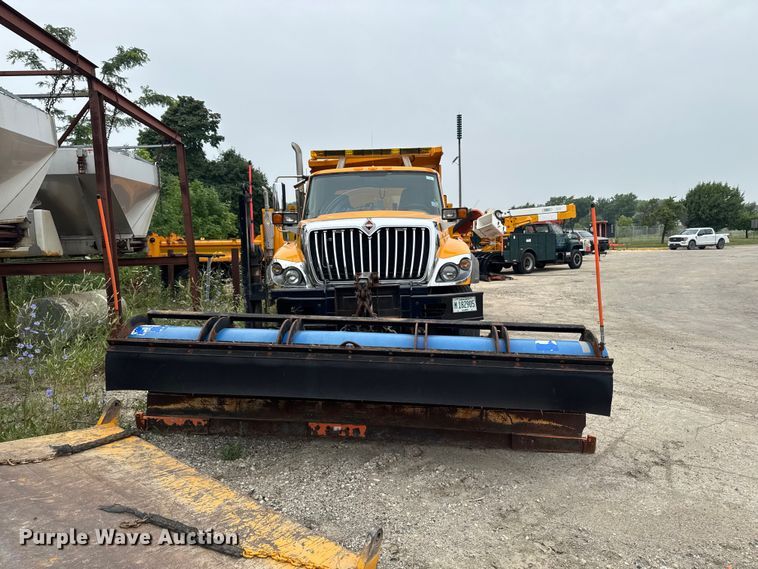 image for item FB5840 2010 International 7400 dump truck