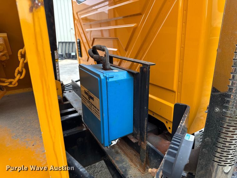 image for item FB5840 2010 International 7400 dump truck