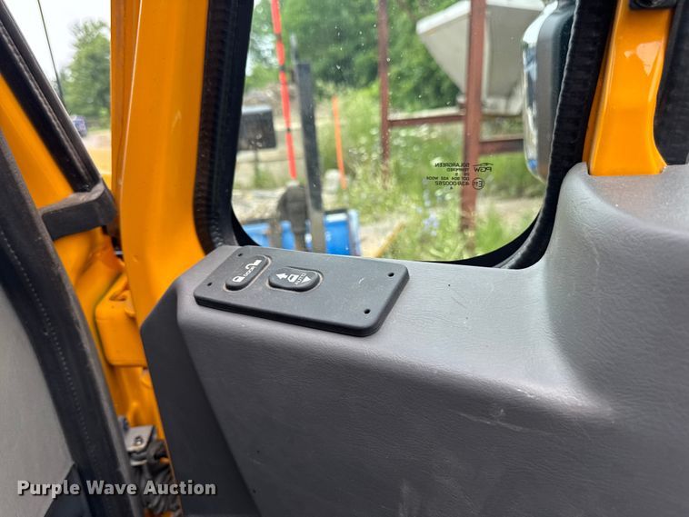 image for item FB5840 2010 International 7400 dump truck