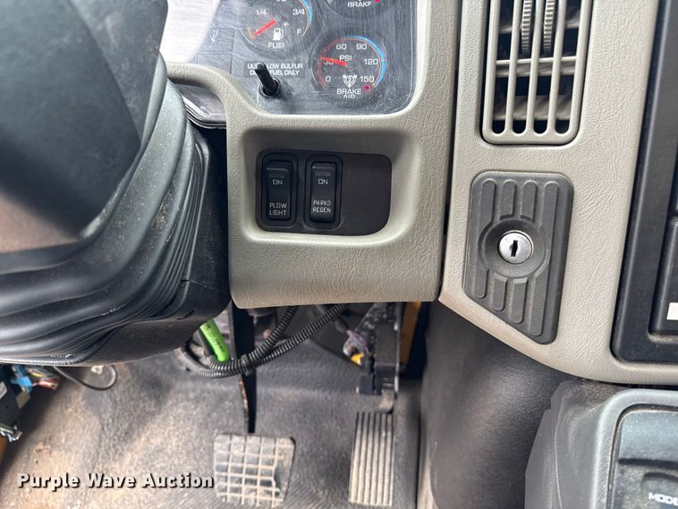 image for item FB5840 2010 International 7400 dump truck