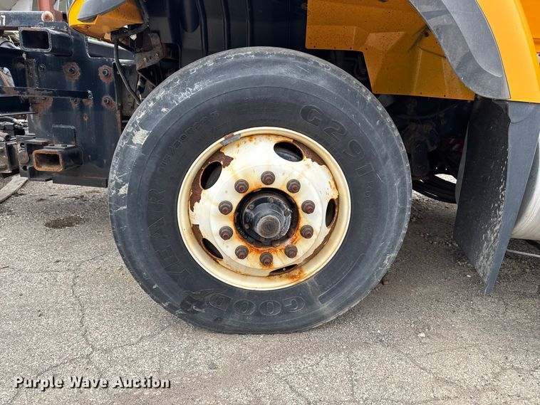 image for item FB5840 2010 International 7400 dump truck