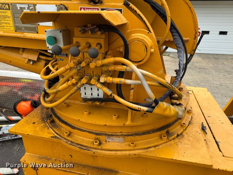image for item FB5841 1990 GMC Topkick bucket truck