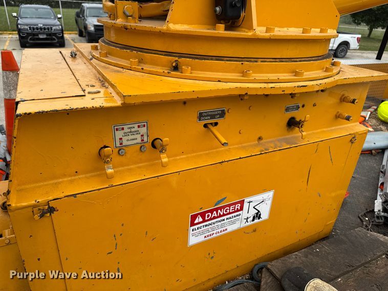 image for item FB5841 1990 GMC Topkick bucket truck