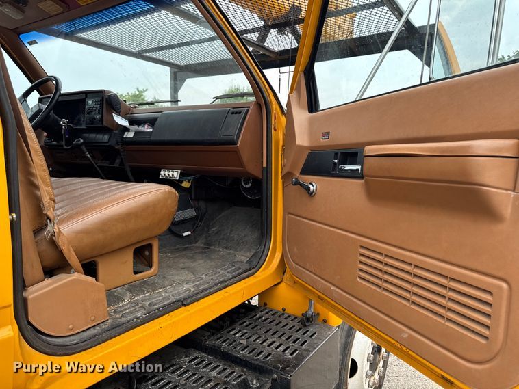 image for item FB5841 1990 GMC Topkick bucket truck
