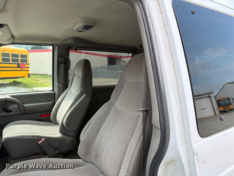 image for item FB5924 2004 Chevrolet Astro van