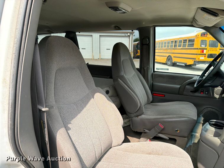 image for item FB5924 2004 Chevrolet Astro van