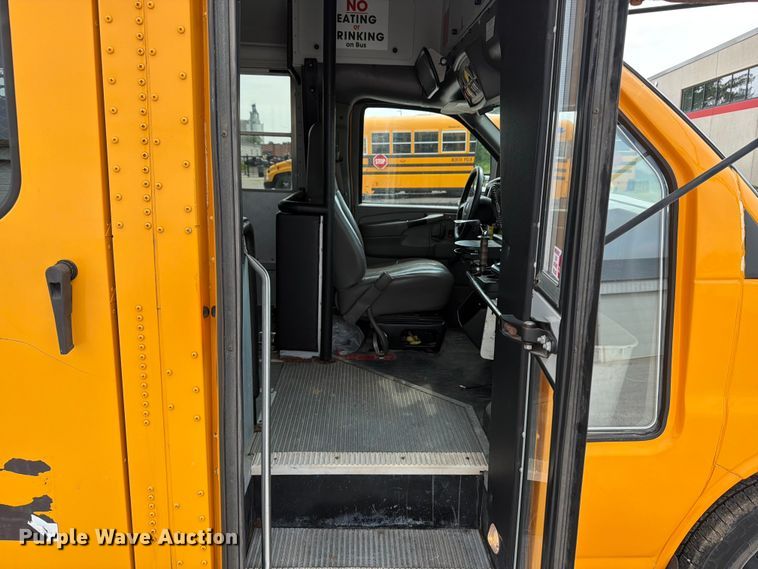 image for item FB5925 2010 GMC Savana G3500 school bus
