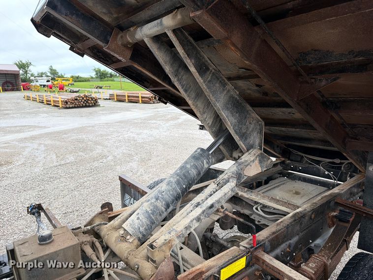 image for item FB5928 2011 Ford F550 Super Duty dump truck