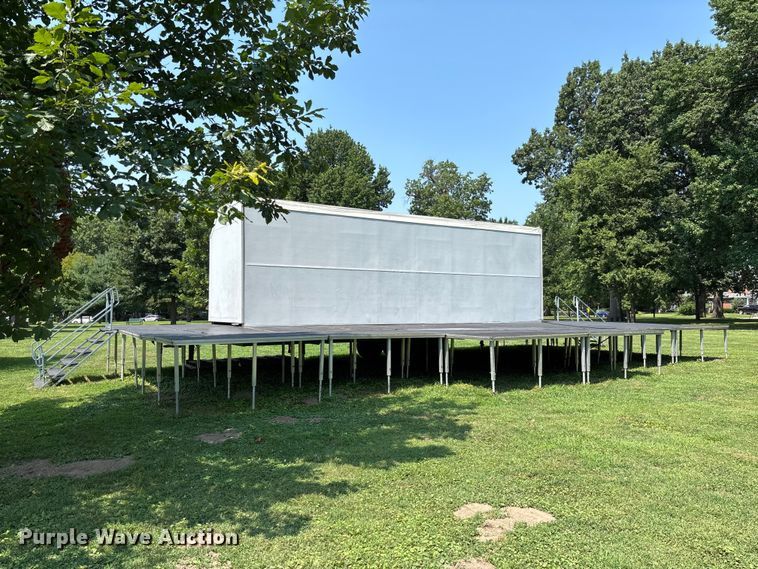 1995 Wenger Showmobile 88A1 mobile stage trailer