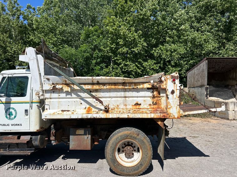 image for item FC2723 2000 International 4900 dump truck