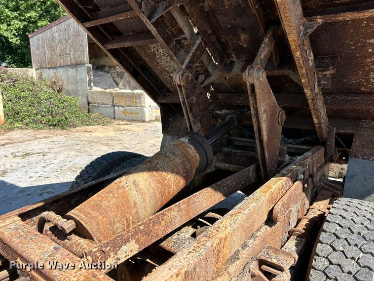 image for item FC2723 2000 International 4900 dump truck