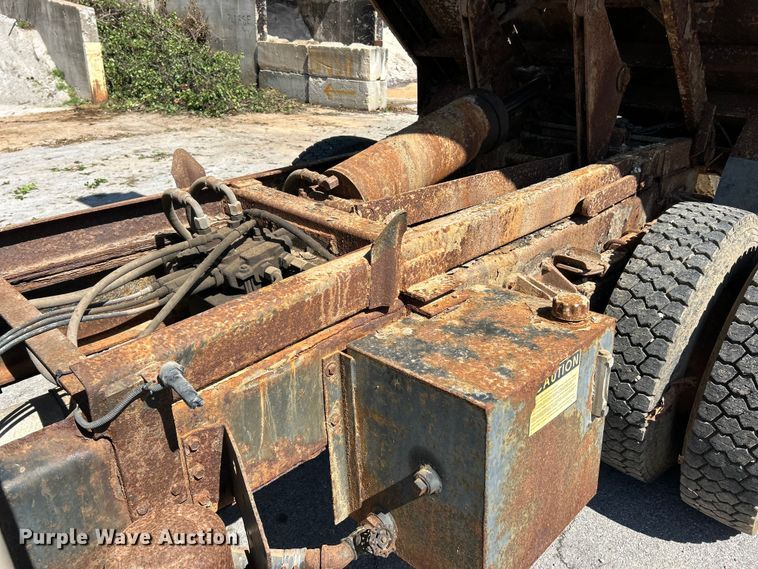 image for item FC2723 2000 International 4900 dump truck