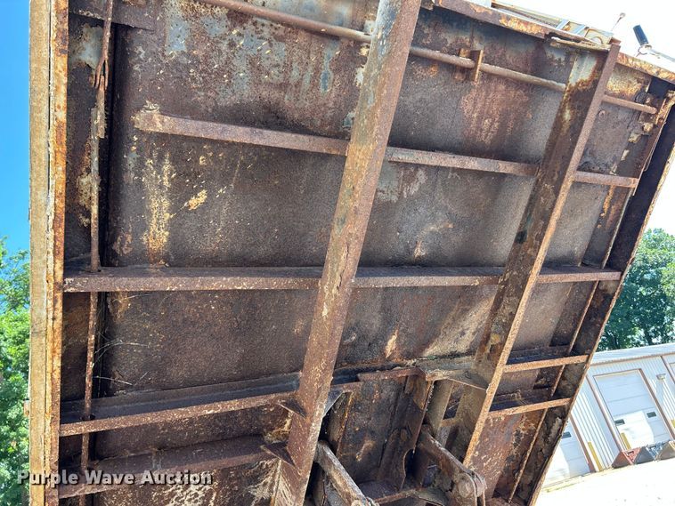 image for item FC2723 2000 International 4900 dump truck