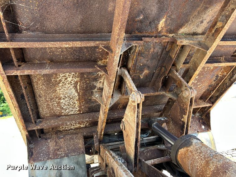 image for item FC2723 2000 International 4900 dump truck