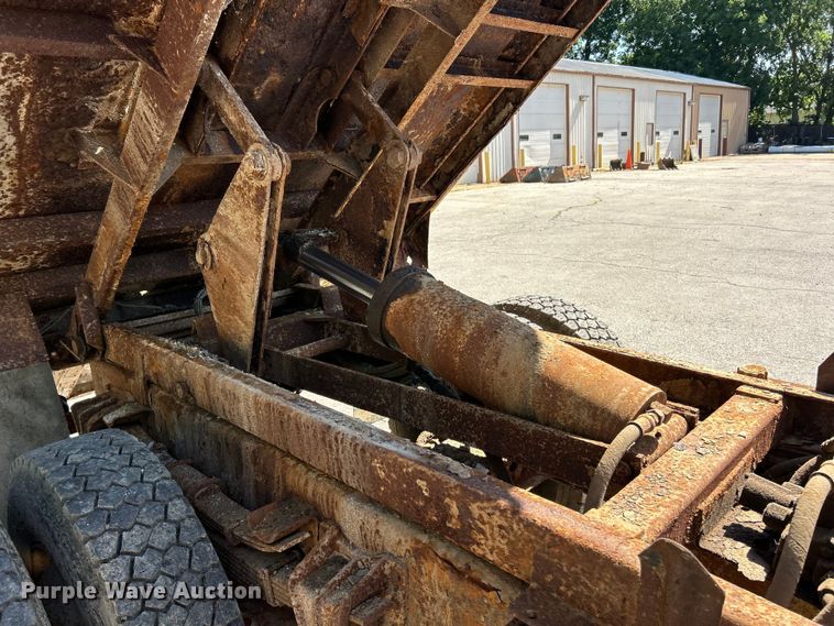 image for item FC2723 2000 International 4900 dump truck