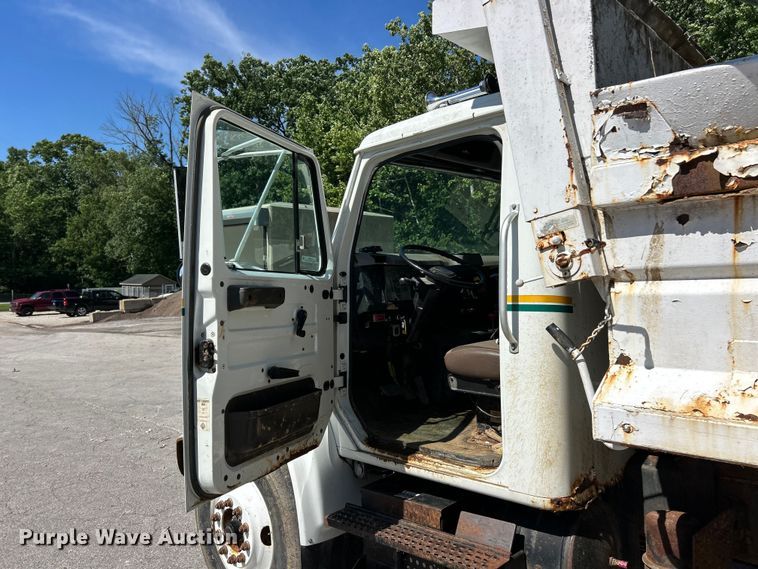 image for item FC2723 2000 International 4900 dump truck