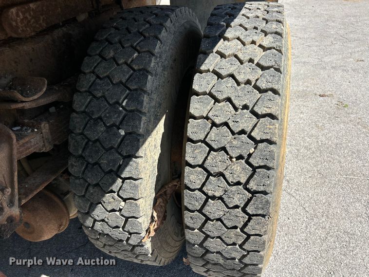 image for item FC2723 2000 International 4900 dump truck