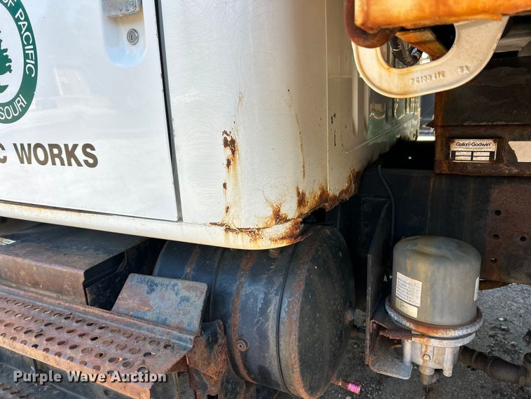 image for item FC2724 2001 International 4900 dump truck