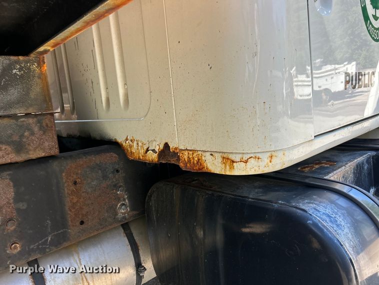 image for item FC2724 2001 International 4900 dump truck