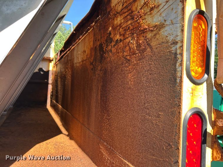 image for item FC2724 2001 International 4900 dump truck