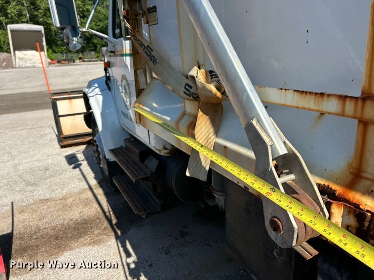 image for item FC2724 2001 International 4900 dump truck
