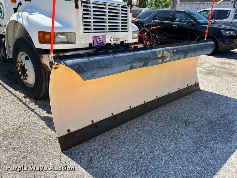 image for item FC2724 2001 International 4900 dump truck