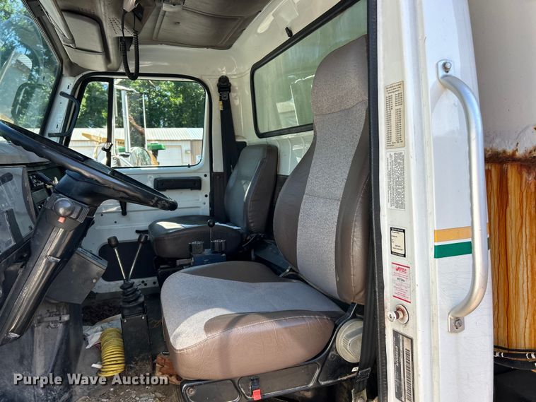 image for item FC2724 2001 International 4900 dump truck