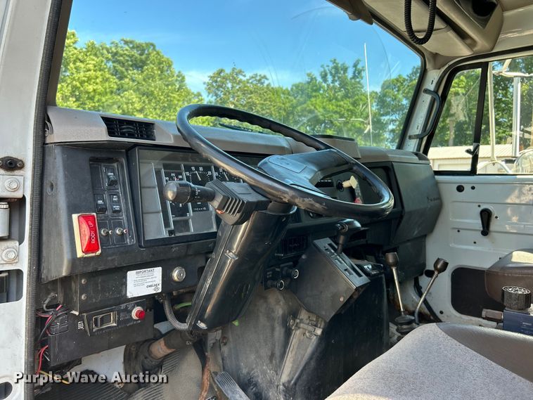 image for item FC2724 2001 International 4900 dump truck
