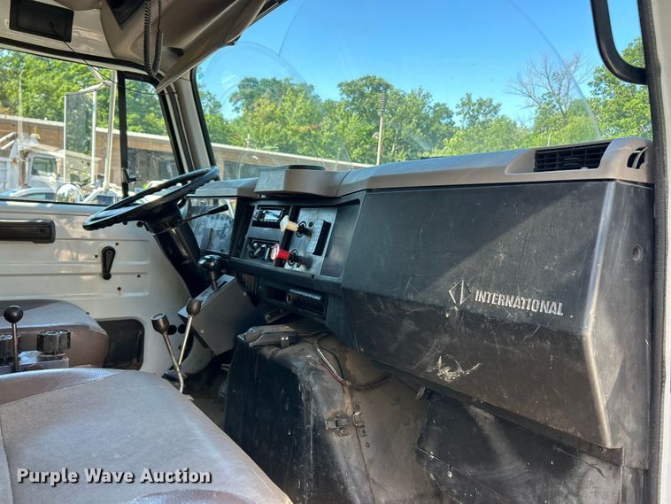 image for item FC2724 2001 International 4900 dump truck