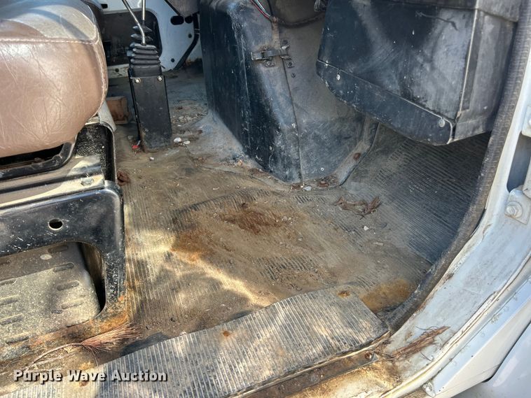 image for item FC2724 2001 International 4900 dump truck