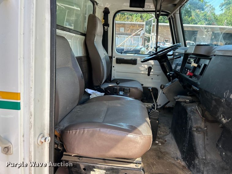 image for item FC2724 2001 International 4900 dump truck