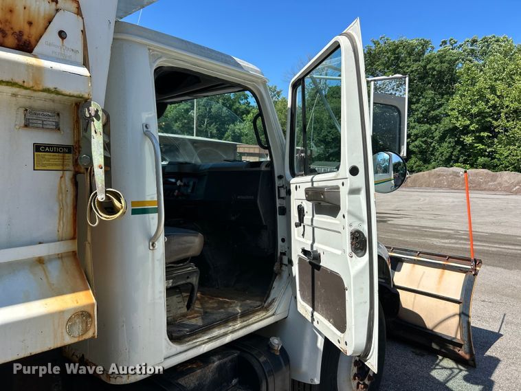 image for item FC2724 2001 International 4900 dump truck