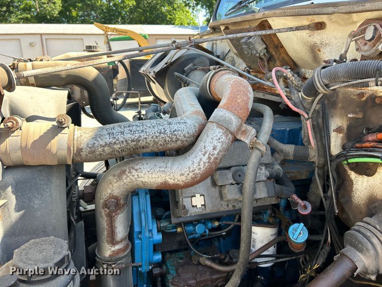 image for item FC2724 2001 International 4900 dump truck