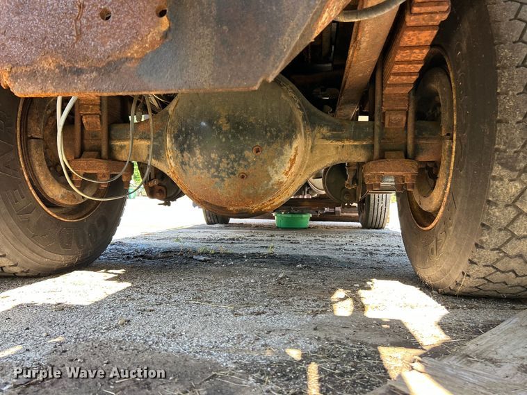 image for item FC2724 2001 International 4900 dump truck