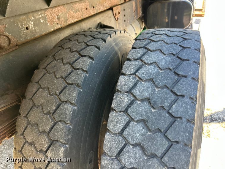 image for item FC2724 2001 International 4900 dump truck
