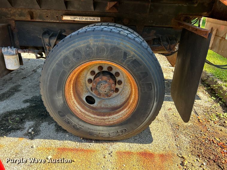 image for item FC2724 2001 International 4900 dump truck