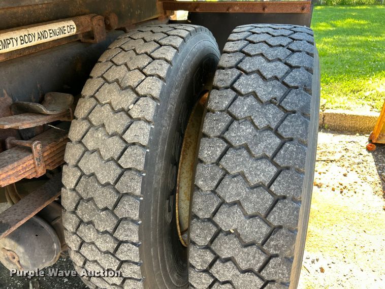 image for item FC2724 2001 International 4900 dump truck