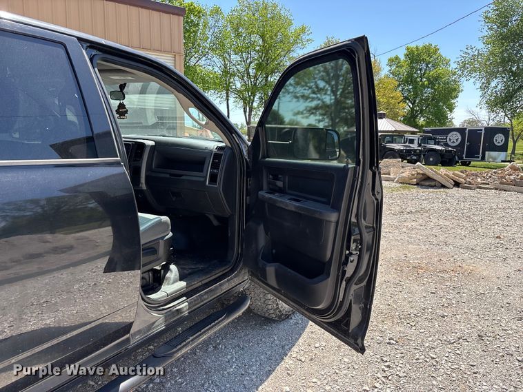 image for item FG0272 2017 RAM 2500 Crew Cab pickup truck