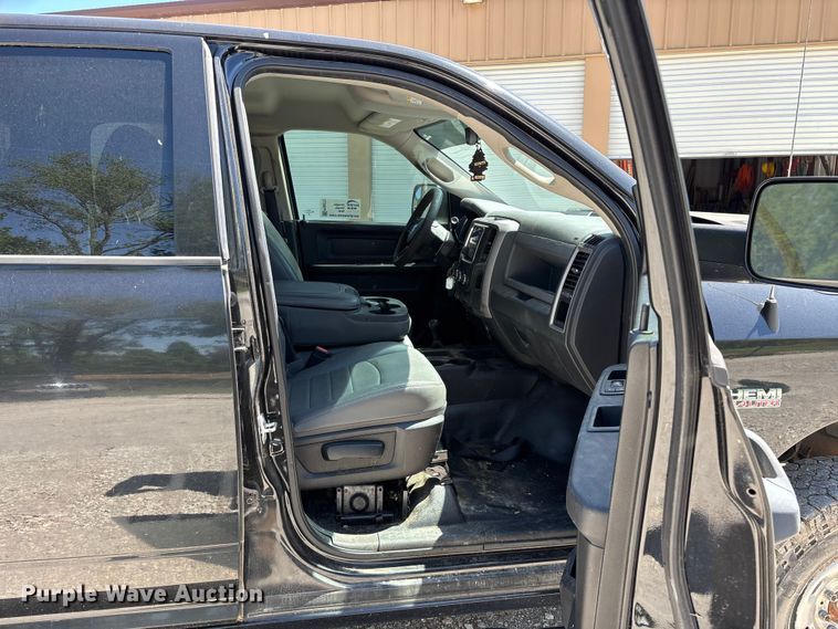 image for item FG0272 2017 RAM 2500 Crew Cab pickup truck