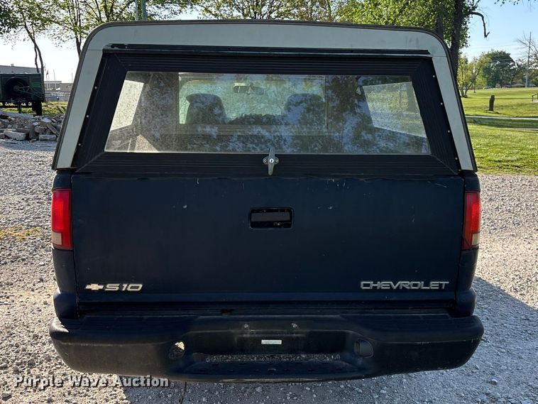 image for item FG0281 2003 Chevrolet S10 pickup truck