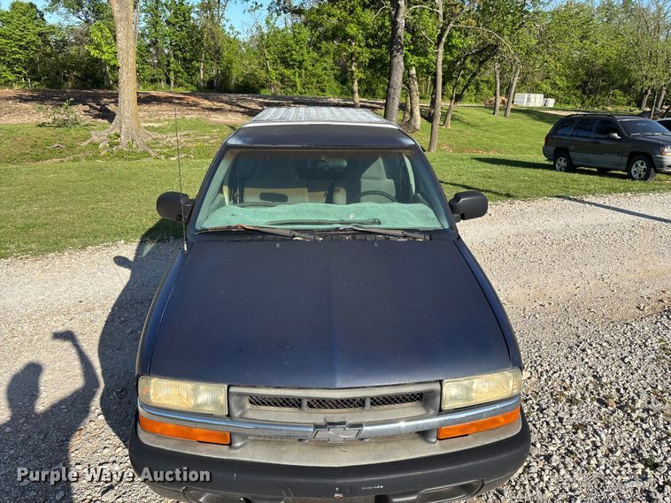 image for item FG0281 2003 Chevrolet S10 pickup truck