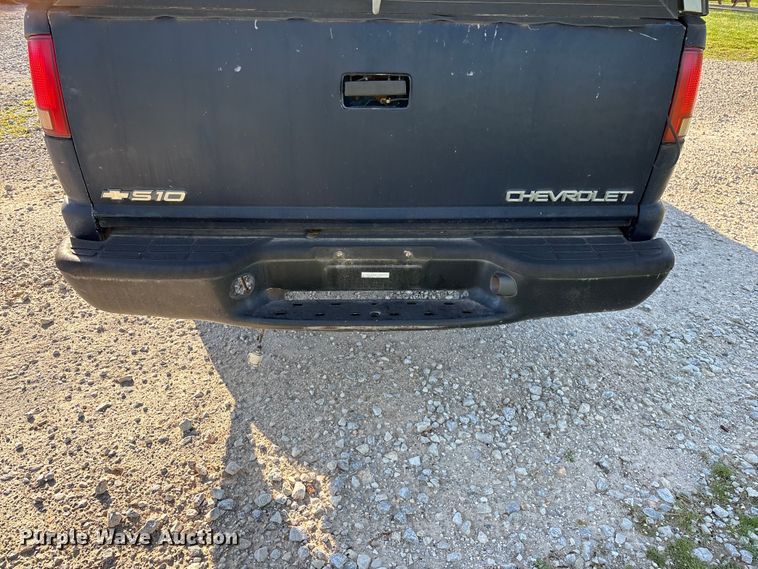image for item FG0281 2003 Chevrolet S10 pickup truck