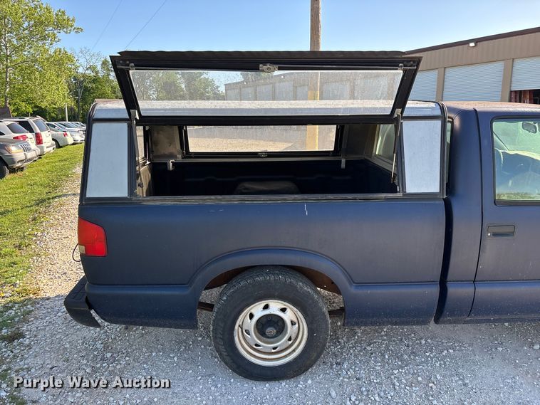 image for item FG0281 2003 Chevrolet S10 pickup truck