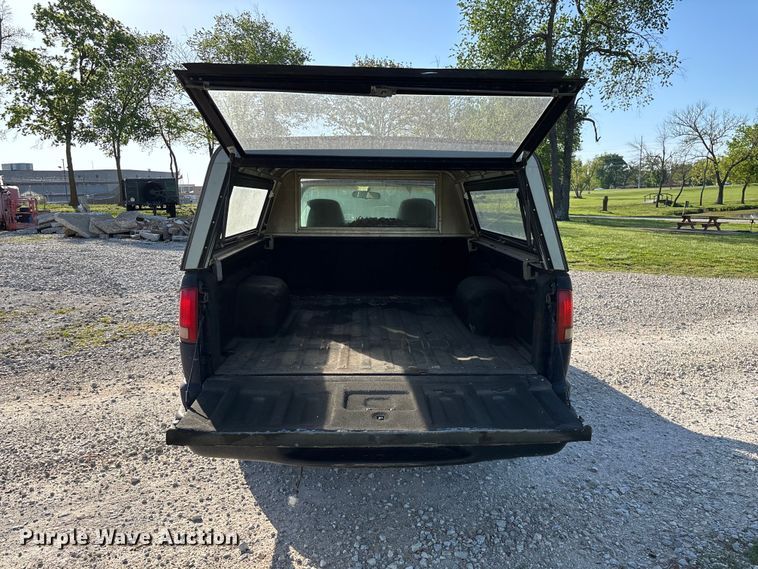 image for item FG0281 2003 Chevrolet S10 pickup truck