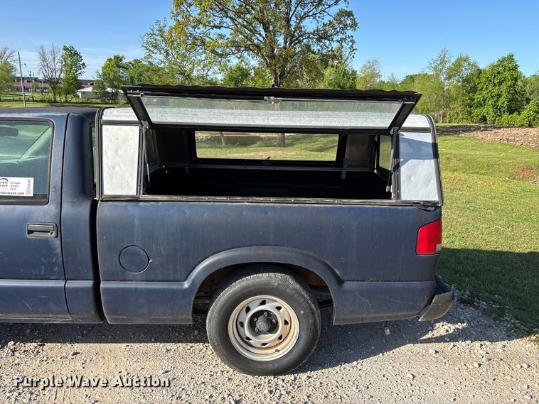 image for item FG0281 2003 Chevrolet S10 pickup truck